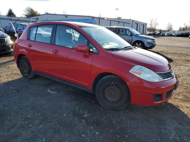 3N1BC13E98L360415 - 2008 NISSAN VERSA S RED photo 4