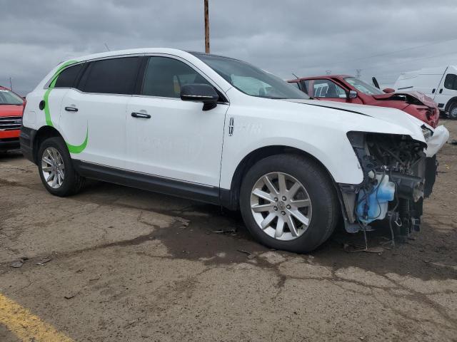 2LMHJ5NK1JBL00122 - 2018 LINCOLN MKT WHITE photo 4