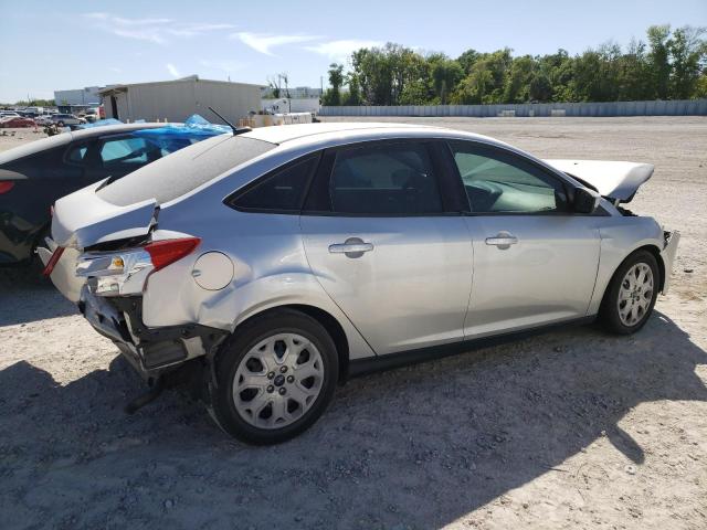 1FAHP3F27CL216798 - 2012 FORD FOCUS SE SILVER photo 3