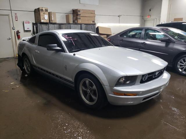 1ZVFT80N455198875 - 2005 FORD MUSTANG SILVER photo 4