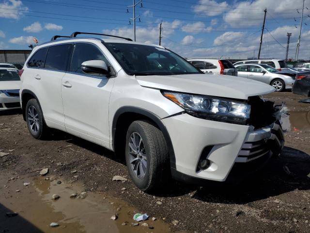 5TDJZRFH4JS489335 - 2018 TOYOTA HIGHLANDER SE WHITE photo 4