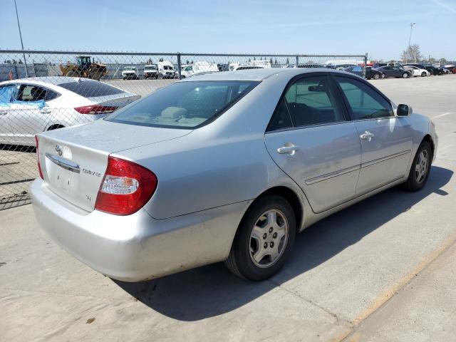 4T1BF30K52U520776 - 2002 TOYOTA CAMRY LE SILVER photo 3