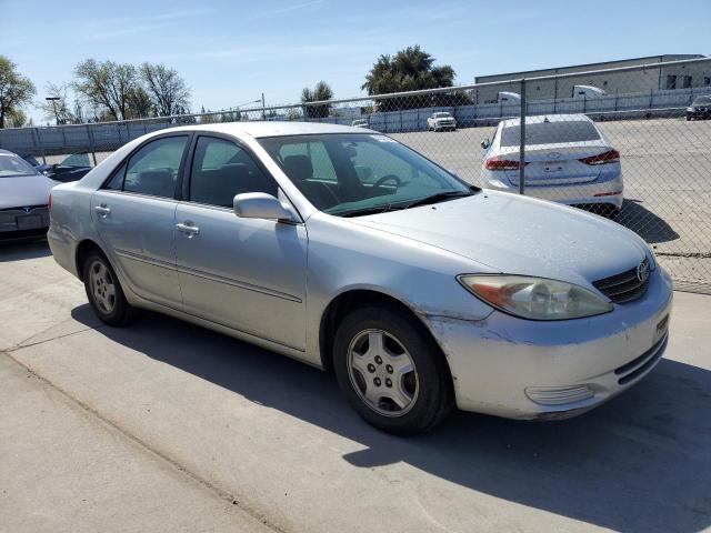 4T1BF30K52U520776 - 2002 TOYOTA CAMRY LE SILVER photo 4