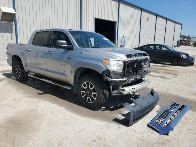 5TFDW5F15GX571563 - 2016 TOYOTA TUNDRA CREWMAX SR5 SILVER photo 4