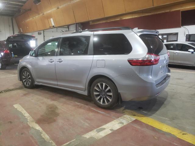 5TDDZ3DC3JS200415 - 2018 TOYOTA SIENNA XLE SILVER photo 2