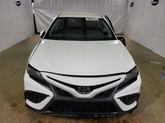 4T1G11AK7PU730746 - 2023 TOYOTA CAMRY SE NIGHT SHADE WHITE photo 5