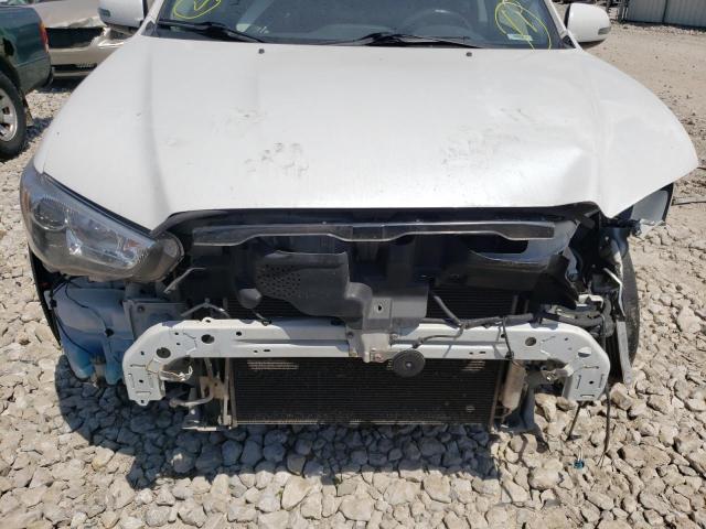 JA4AP3AU9JU000909 - 2018 MITSUBISHI OUTLANDER ES WHITE photo 9