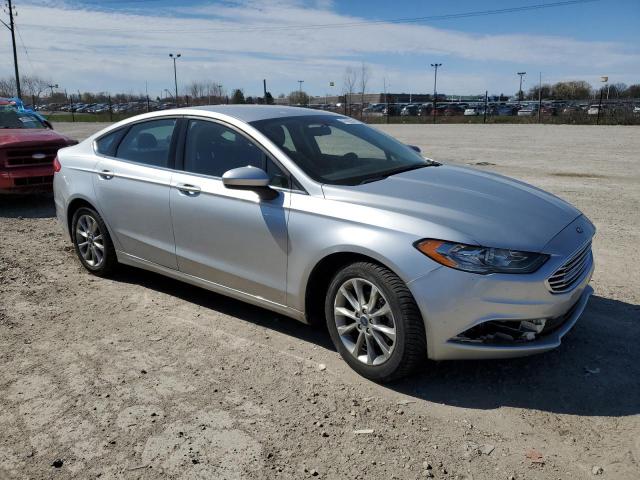 3FA6P0H71HR396349 - 2017 FORD FUSION SE SILVER photo 4