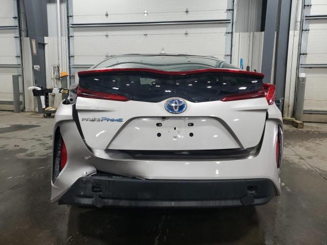 JTDKARFP7J3075115 - 2018 TOYOTA PRIUS PRIM ვერცხლისფერი ფოტო 6