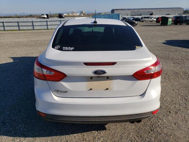 1FAHP3E25CL237523 - 2012 FORD FOCUS S WHITE photo 6