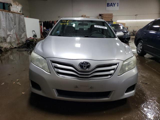 4T1BF3EK3AU099776 - 2010 TOYOTA CAMRY BASE SILVER photo 5