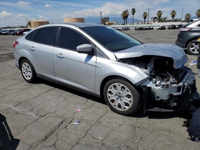 1FAHP3F24CL301954 - 2012 FORD FOCUS SE SILVER photo 4