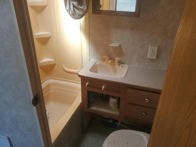 4YDT298215C122497 - 2005 KEYSTONE TRAILER WHITE photo 8