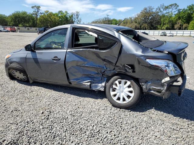 3N1CN7APXJL806390 - 2018 NISSAN VERSA S GRAY photo 2