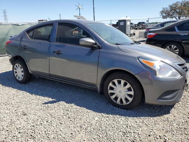 3N1CN7APXJL806390 - 2018 NISSAN VERSA S GRAY photo 4