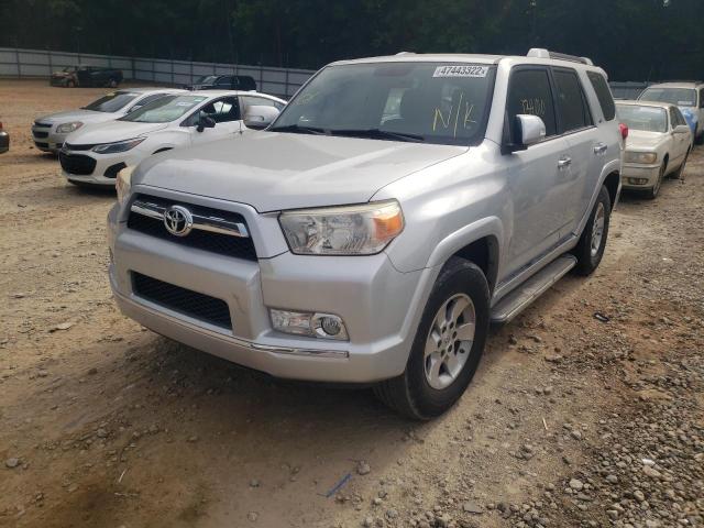 JTEZU5JR6D5049438 - 2013 TOYOTA 4RUNNER SR5 SILVER photo 2