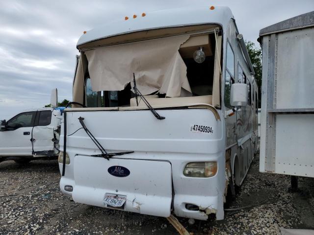 4UZAAHDC85CU61548 - 2005 FREIGHTLINER CHASSIS X LINE MOTOR HOME WHITE photo 2