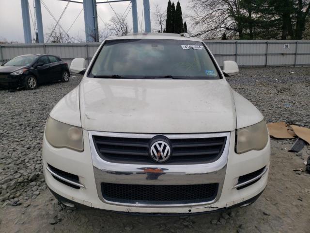 WVGBE77LX8D003460 - 2008 VOLKSWAGEN TOUAREG 2 V6 WHITE photo 5