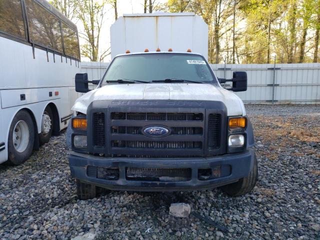 1FDAF56R98EC11374 - 2008 FORD F550 SUPER DUTY WHITE photo 5