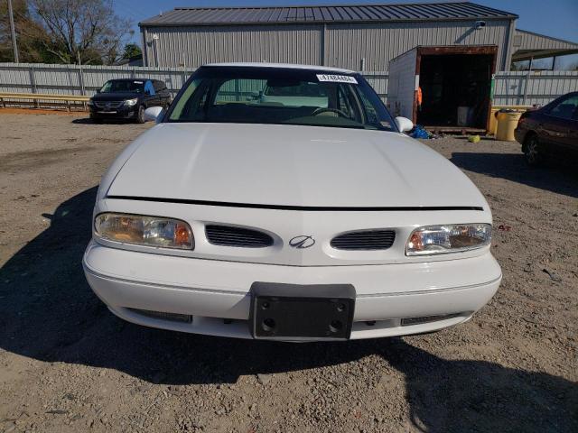 1G3HN52K4W4821541 - 1998 OLDSMOBILE 88 BASE WHITE photo 5