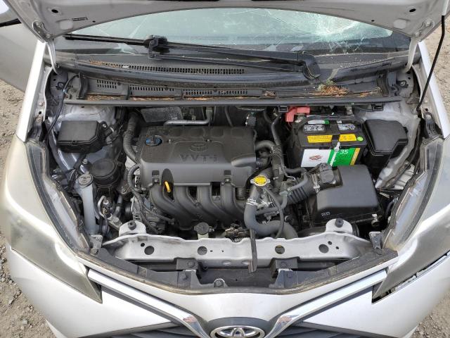 VNKKTUD33FA035685 - 2015 TOYOTA YARIS SILVER photo 11