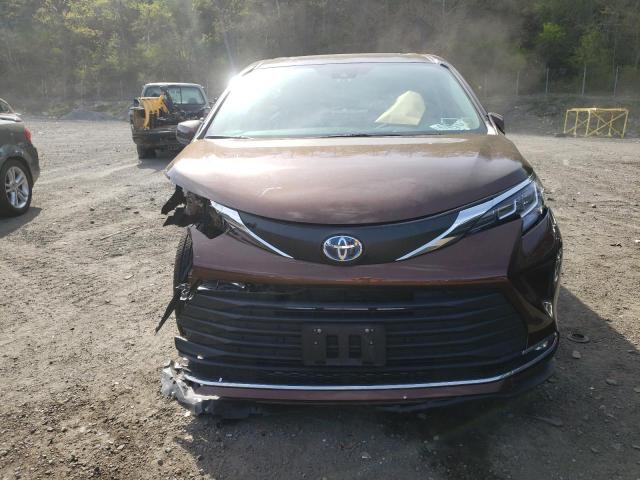 5TDYSKFC7MS003717 - 2021 TOYOTA SIENNA XLE BROWN photo 5