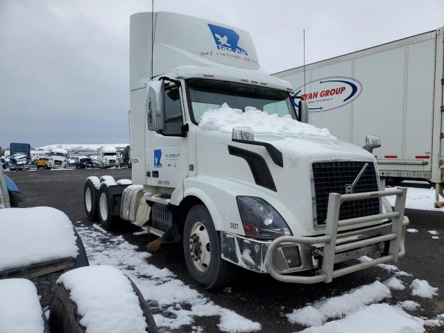 4V4NC9EG1HN990599 - 2017 VOLVO VN VNL WHITE photo 1