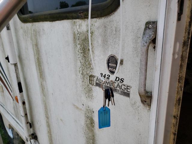 1TC2B203911307532 - 2001 COACH ROYAL WHITE photo 5