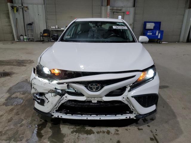 4T1G11AK4NU636952 - 2022 TOYOTA CAMRY SE WHITE photo 5