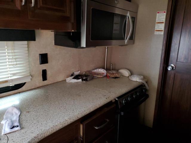 4YDF37527F4730006 - 2015 KEYSTONE MONTANA WHITE photo 8