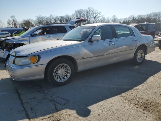 1999 LINCOLN TOWN CAR SIGNATURE, 