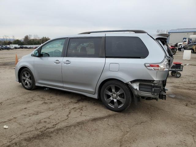 5TDXZ3DC9HS834058 - 2017 TOYOTA SIENNA SE SILVER photo 2