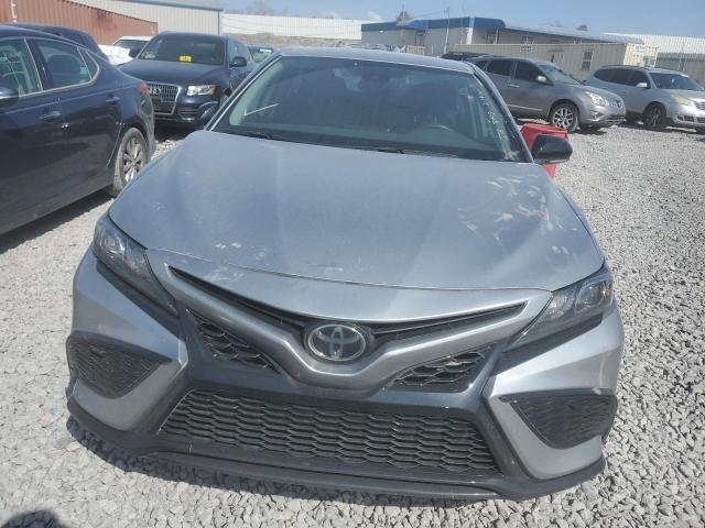 4T1G11AK2RU884980 - 2024 TOYOTA CAMRY SE NIGHT SHADE SILVER photo 5