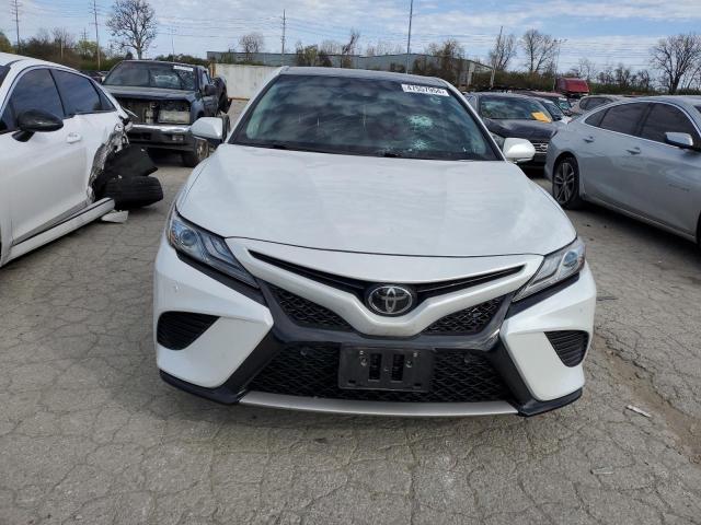 4T1BZ1HK1JU012612 - 2018 TOYOTA CAMRY XSE WHITE photo 5