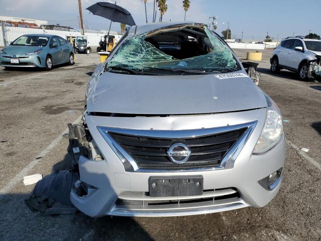 3N1CN7APXHL825631 - 2017 NISSAN VERSA S SILVER photo 5