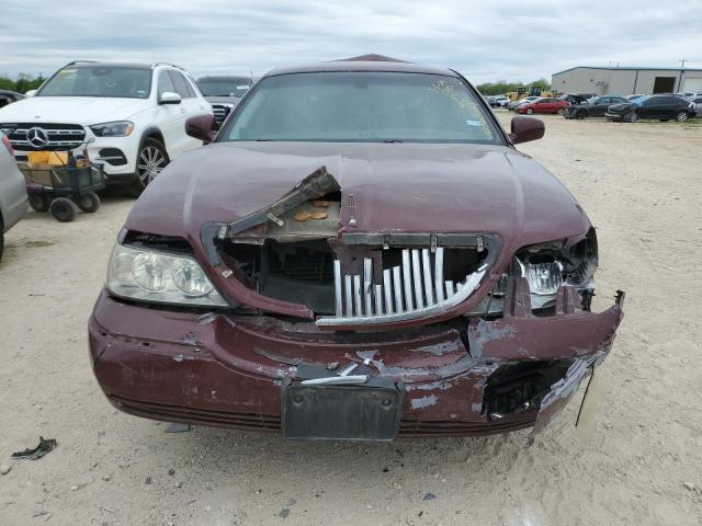 1LNHM81W53Y689947 - 2003 LINCOLN TOWN CAR EXECUTIVE MAROON photo 5