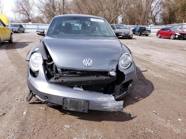 3VWJX7AT6DM672050 - 2013 VOLKSWAGEN BEETLE GRAY photo 5