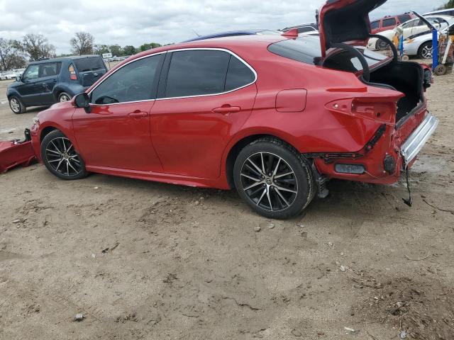 4T1G11AK5MU423488 - 2021 TOYOTA CAMRY SE RED photo 2