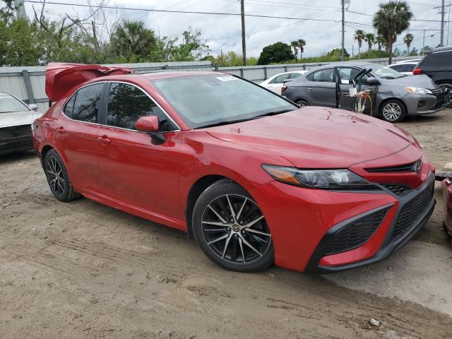 4T1G11AK5MU423488 - 2021 TOYOTA CAMRY SE RED photo 4