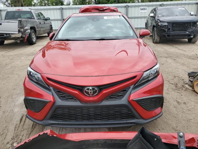 4T1G11AK5MU423488 - 2021 TOYOTA CAMRY SE RED photo 5