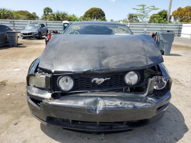 1ZVFT82H855119571 - 2005 FORD MUSTANG GT BLACK photo 5