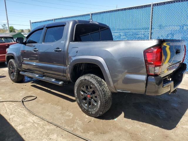 3TMAZ5CN6JM060619 - 2018 TOYOTA TACOMA DOUBLE CAB GRAY photo 2