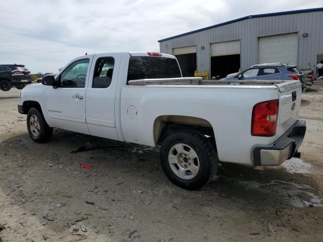 2GCEC19C671729490 - 2007 CHEVROLET SILVERADO C1500 WHITE photo 2