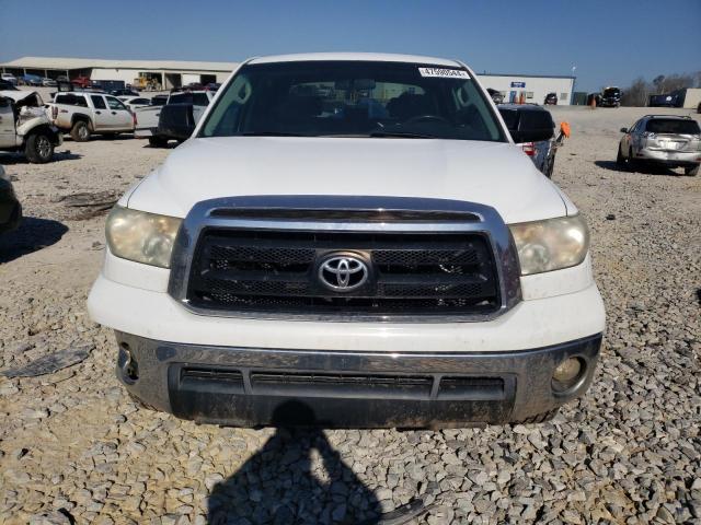 5TFEY5F16AX090372 - 2010 TOYOTA TUNDRA CREWMAX SR5 WHITE photo 5