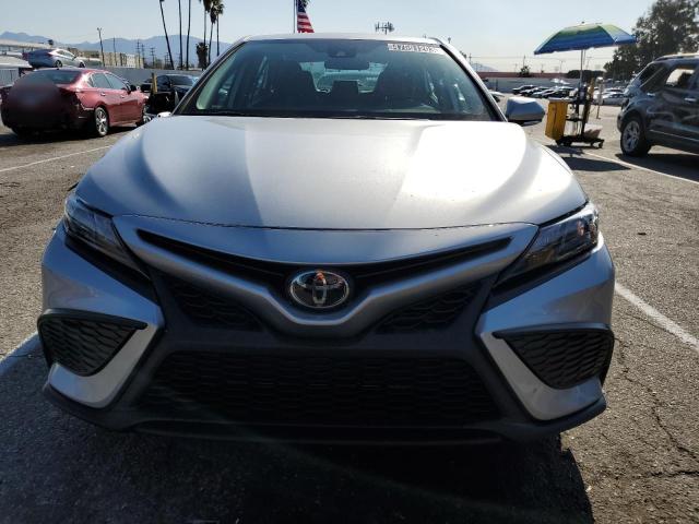 4T1G11AK8PU766879 - 2023 TOYOTA CAMRY SE NIGHT SHADE SILVER photo 5