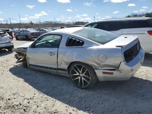 1ZVFT80N775330045 - 2007 FORD MUSTANG SILVER photo 2