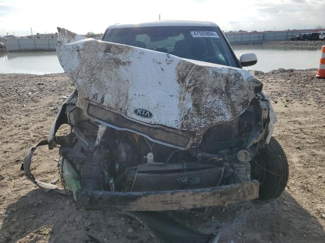 KNDJN2A22F7231483 - 2015 KIA SOUL WHITE photo 5