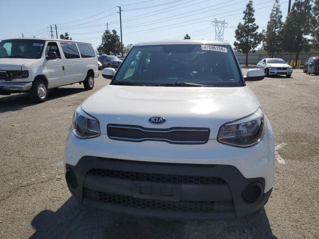 KNDJN2A20J7532858 - 2018 KIA SOUL WHITE photo 5