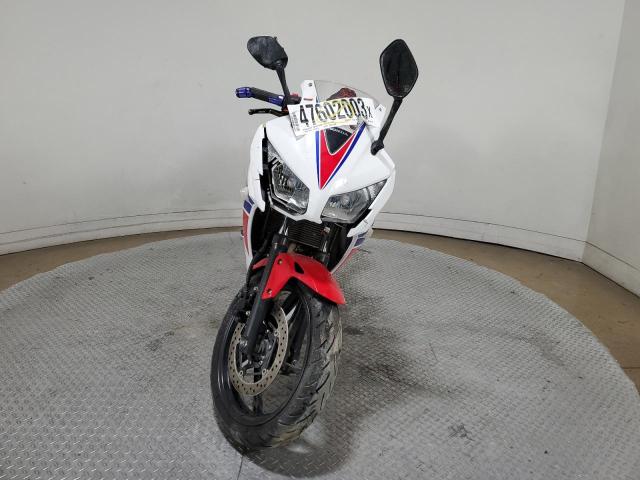 MLHNC5103F5102779 - 2015 HONDA CBR300 R WHITE photo 2