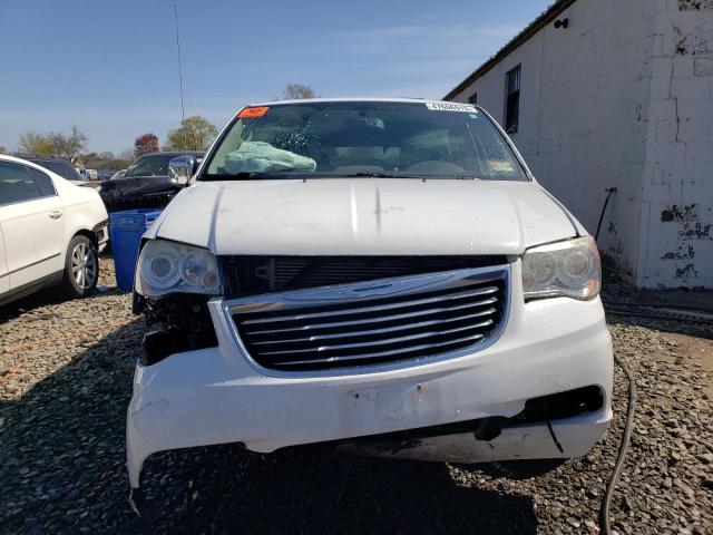 2C4RC1GG4DR818690 - 2013 CHRYSLER TOWN & COU LIMITED WHITE photo 5